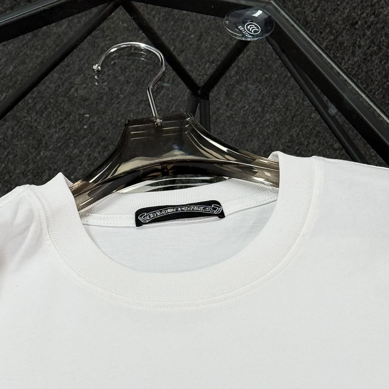 P170 Chrome Hearts Chrome Hearts 25 high version. The fabric is made of 300 grams of high-density pure cotton. It does not deform or shrink. It has three labels. It is the same style for men and women. Technology: suede foam printing. Color: white, black. SIZE: S-XL.